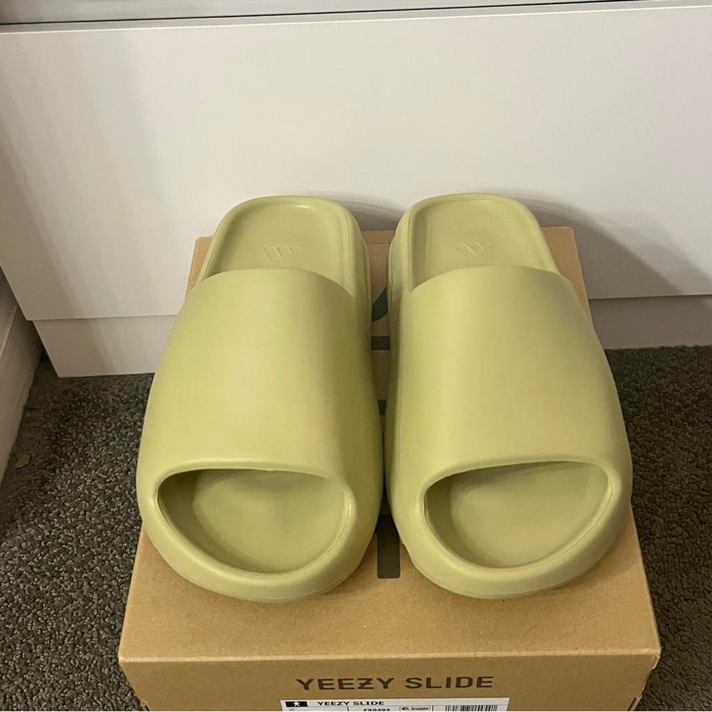 adidas Yeezy Slide mens size 4 (resin)